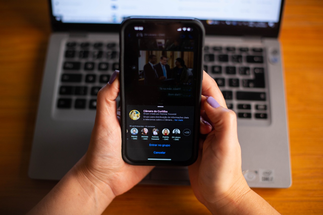 Pega o celular! TV do Ônibus tem atalho para grupo de zap da Câmara