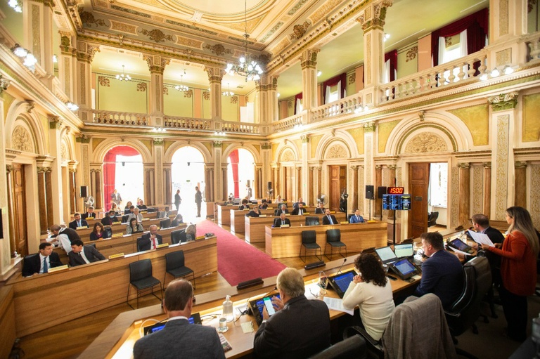 Pela 1ª vez nesta legislatura, Câmara de Curitiba realiza sessão 100% presencial