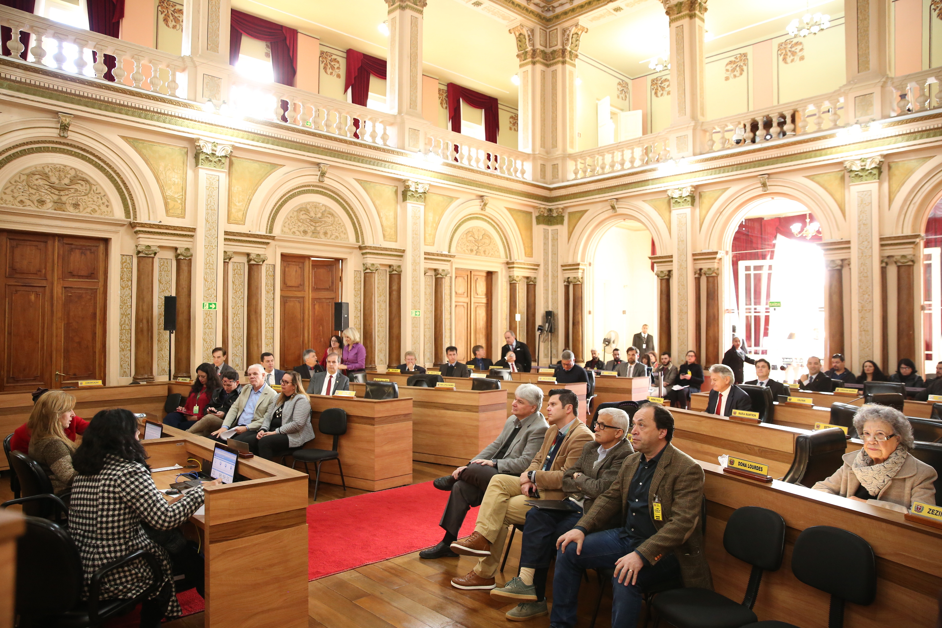 Permuta de terrenos e denominações seguem para a sanção do prefeito