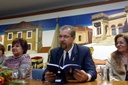 Personalidades e escritores reunidos em lançamento 