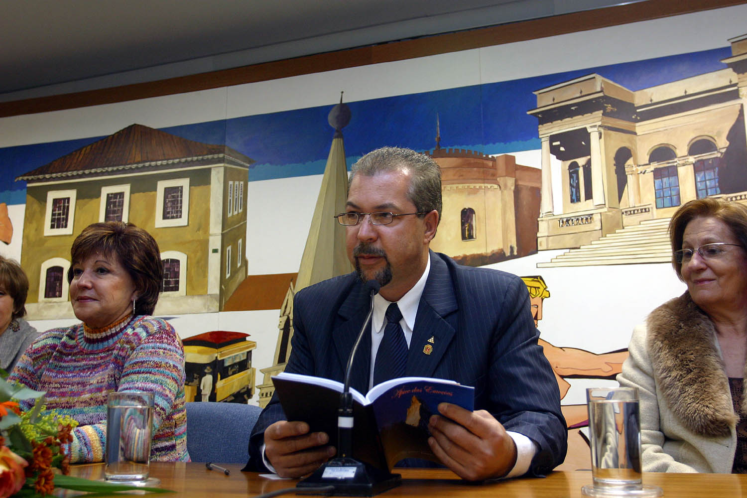 Personalidades e escritores reunidos em lançamento 