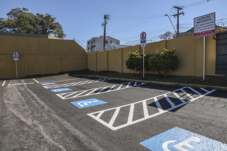 Pessoas com doença renal poderão usar vagas de estacionamento para PcD