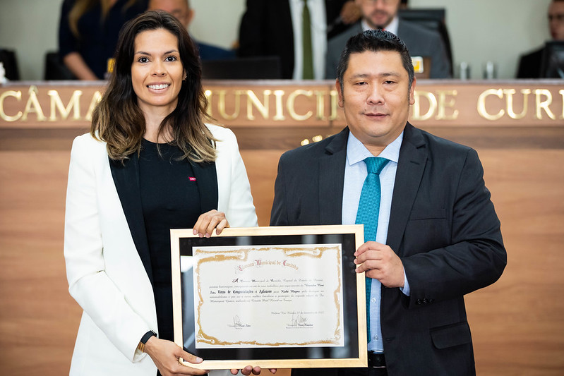 Vereadores homenageiam a piloto curitibana Kaká Magno