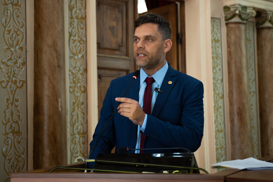 Plano Diretor: deputado Goura entrega documento à CMC