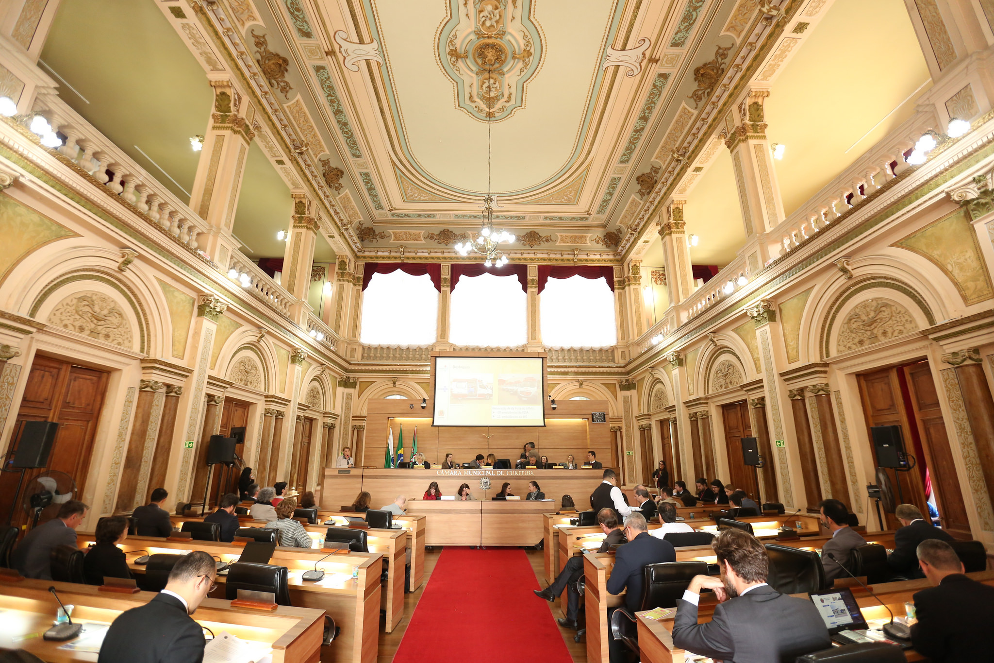 Plenário aprecia seis projetos em primeiro turno nesta terça