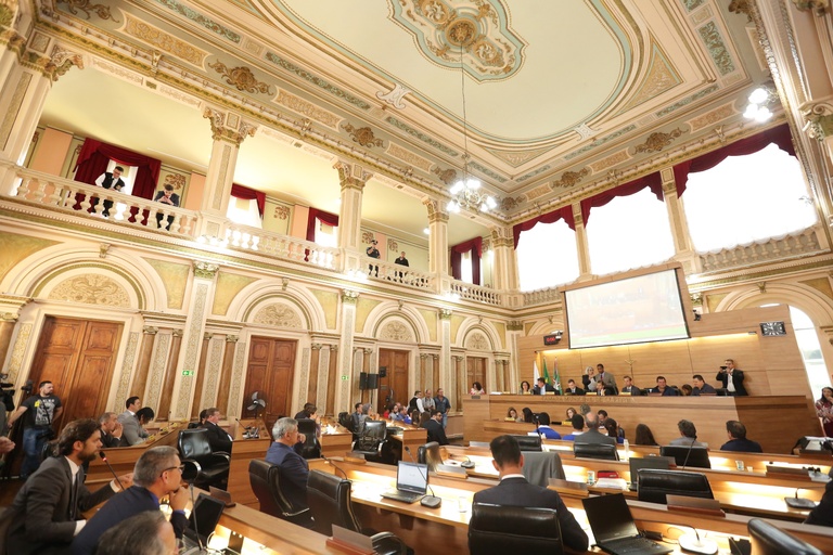 Plenário aprova Disque Solidariedade e mais seis projetos de lei