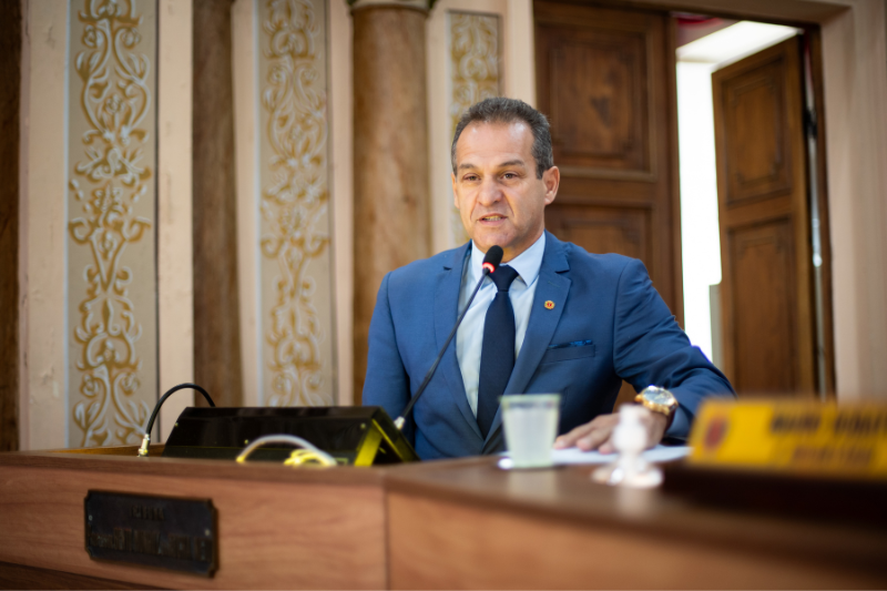 Plenário aprova homenagem a pioneiro do SUS de Curitiba