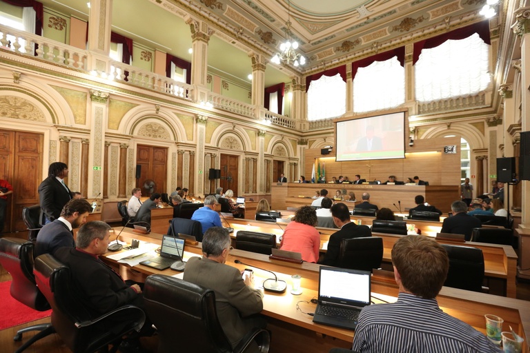 Plenário confirma 7 projetos em segundo turno