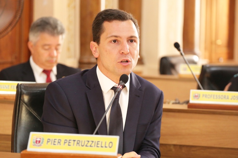 Plenário confirma permuta e  mais 3 projetos do prefeito