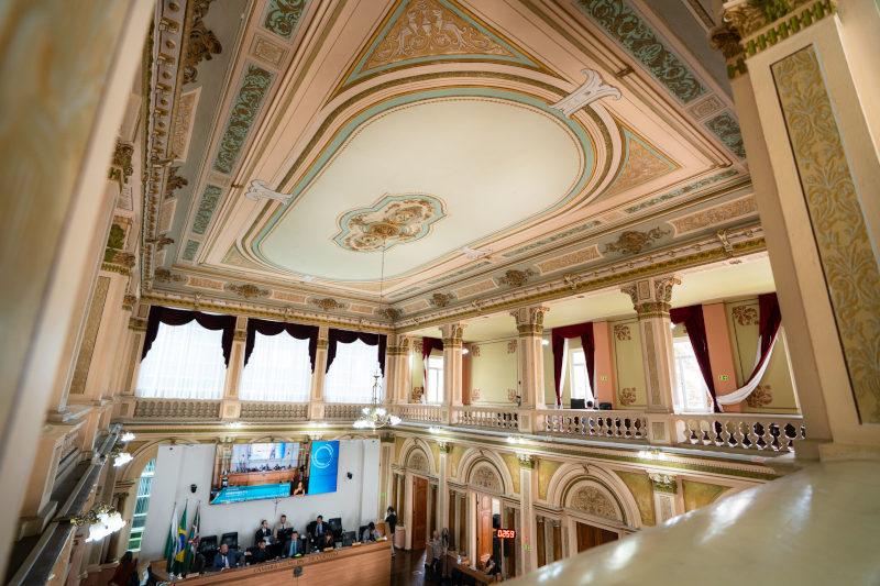 Plenário confirma Utilidades Públicas; leilão de imóvel é adiado