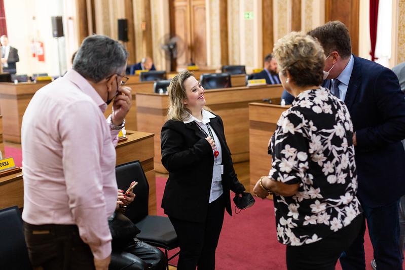 CMC reconhece trabalho de funcionária com síndrome de Down