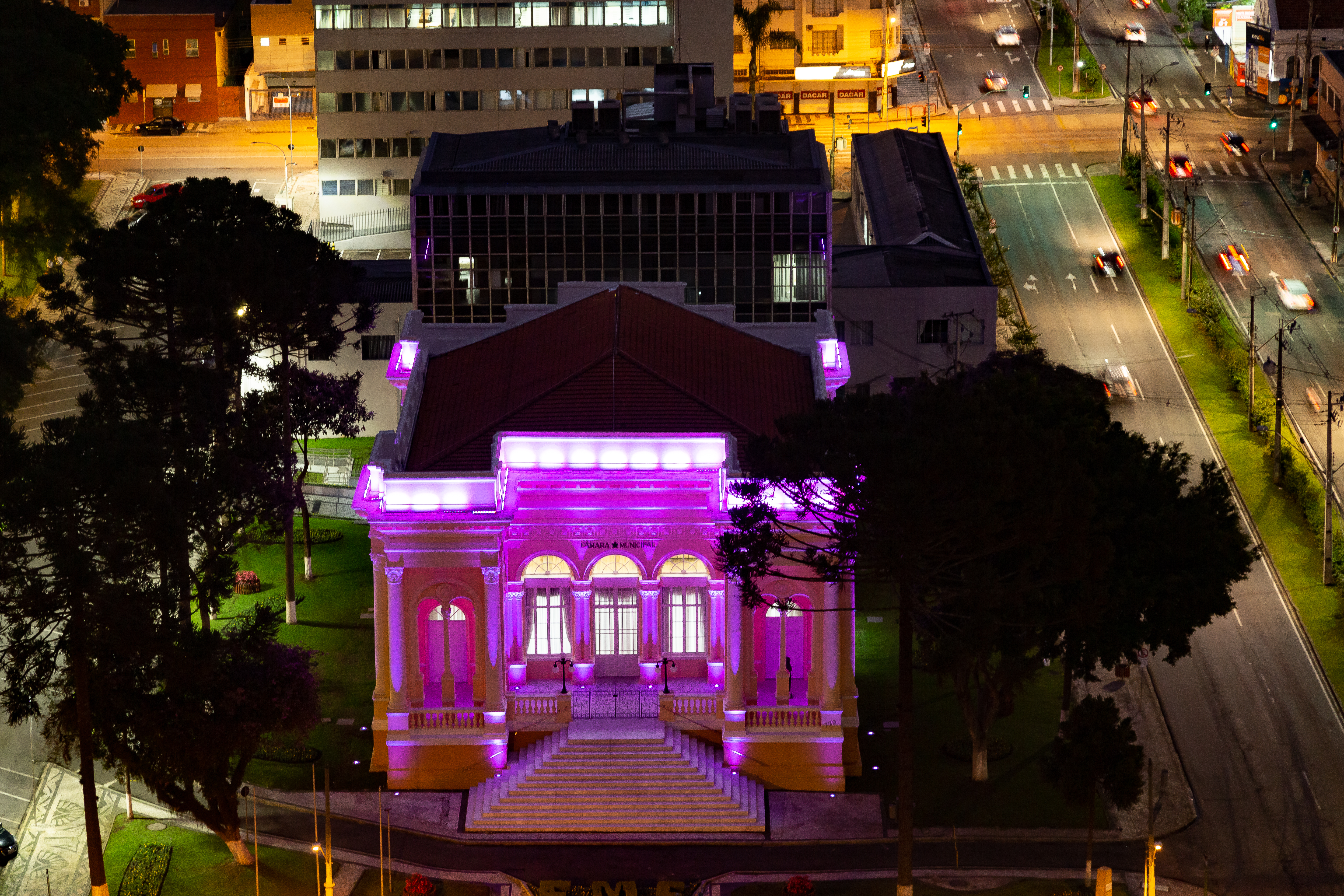 Plenário se ilumina de rosa em apoio à prevenção ao câncer de mama