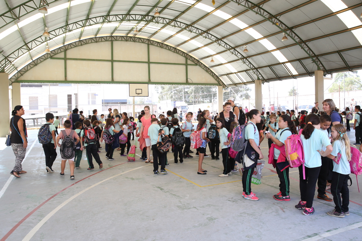 Plenário vota criação do programa Adote uma Escola