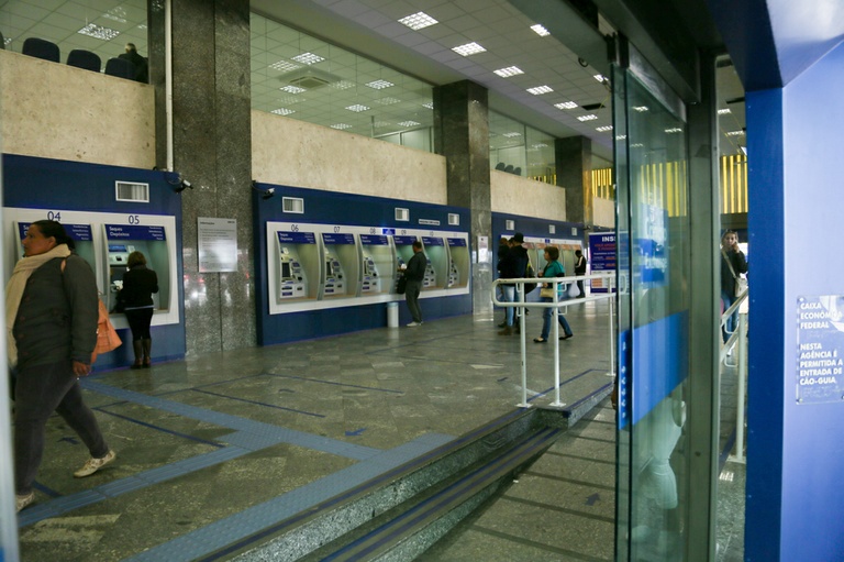 Plenário vota mais acessibilidade no atendimento das agências bancárias