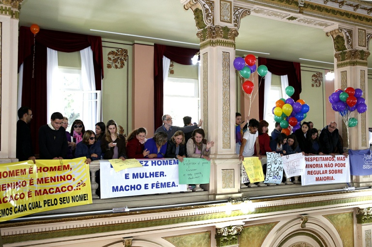 PME: Manifestantes lotam galerias da Câmara e dividem opiniões