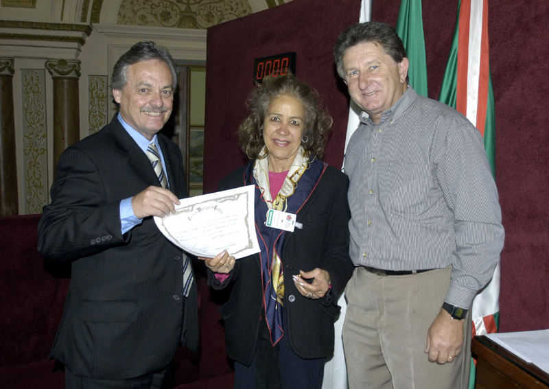 Poetisa acompanha sessão plenária 