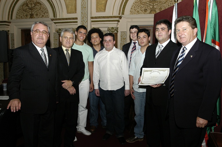 Políticos e estudantes acompanham sessão 