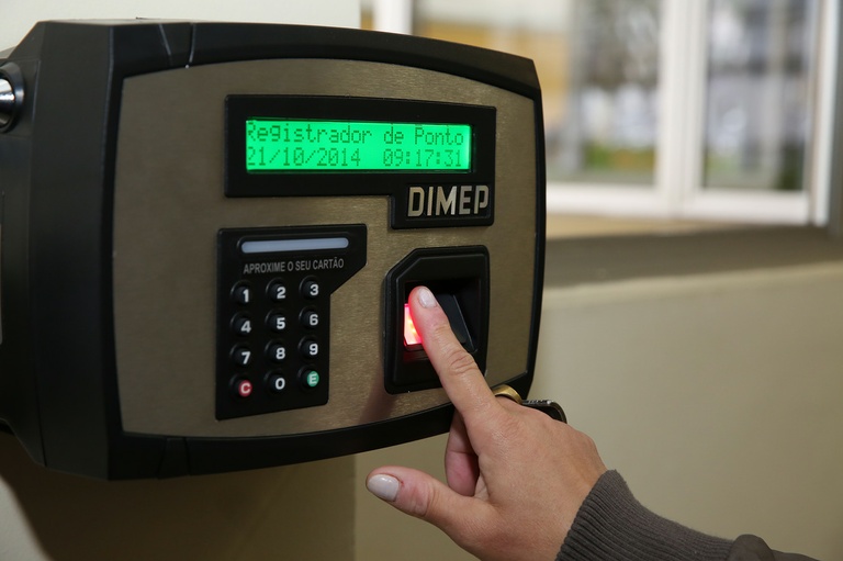 Ponto biométrico começou a valer hoje na Câmara de Curitiba