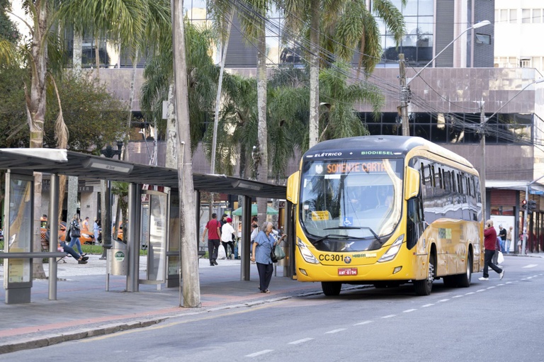 Pontos de ônibus podem ganhar totens de segurança