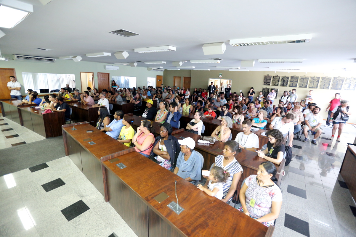 População pede rapidez no auxílio a vítimas de incêndio na CIC