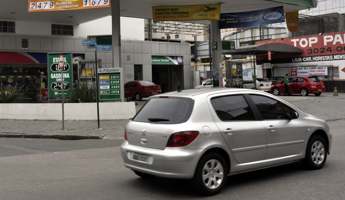 Postos devem divulgar diferença de preços entre etanol e gasolina