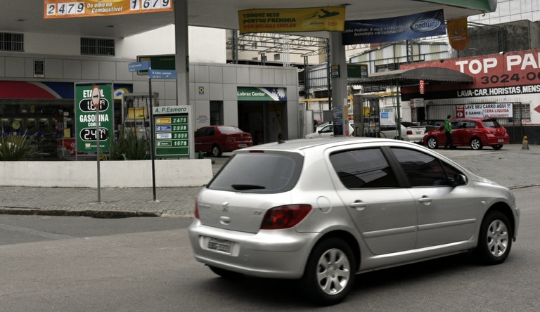 Postos devem divulgar diferença de preços entre etanol e gasolina