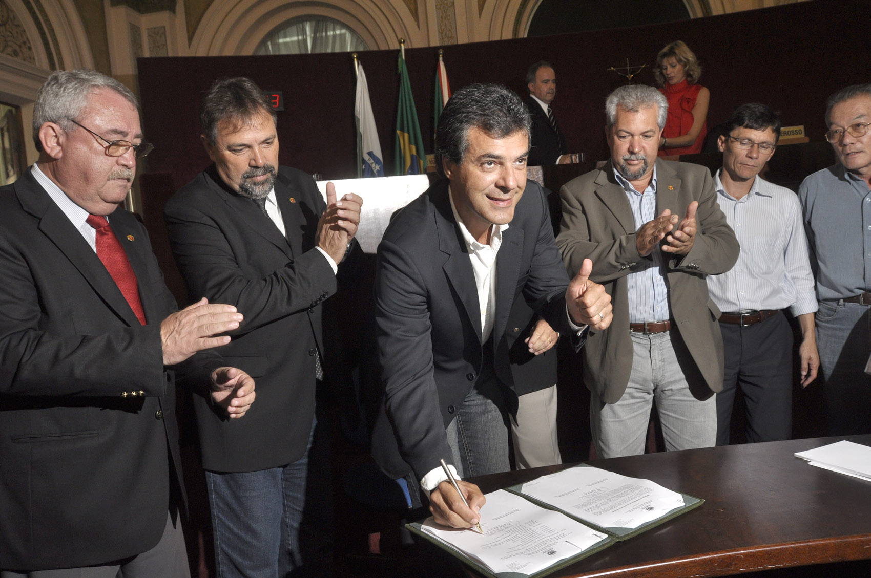 Prefeito assina edital para restauro do prédio da Câmara 