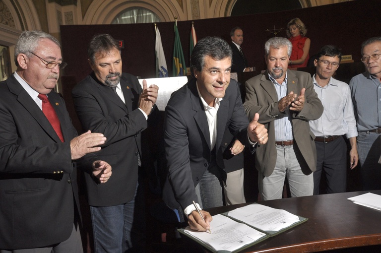 Prefeito assina edital para restauro do prédio da Câmara 