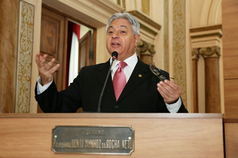 Prefeito e vereadores podem administrar juntos, diz novo líder