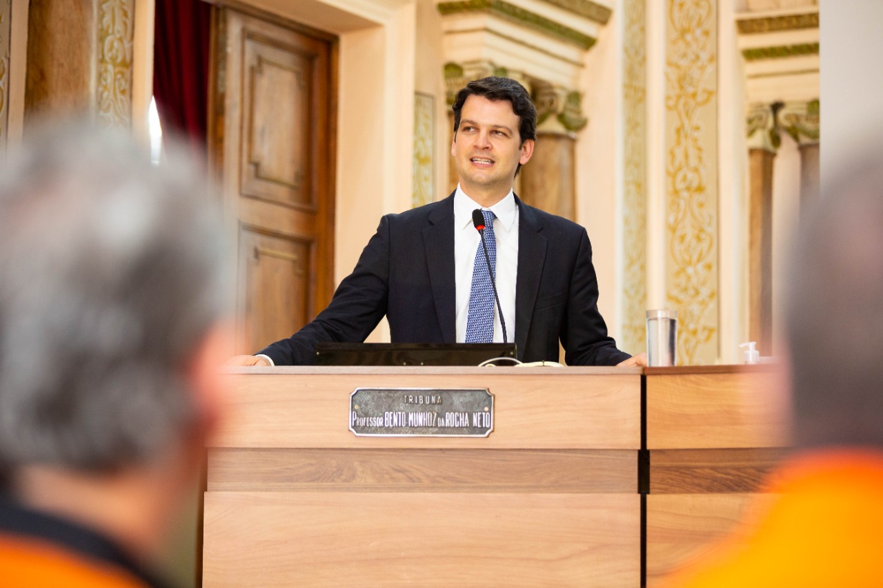 Prefeito interino, Eduardo Pimentel fala aos vereadores na CMC