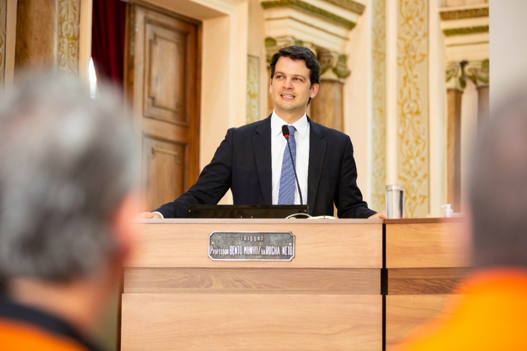 Prefeito interino, Eduardo Pimentel fala aos vereadores na CMC