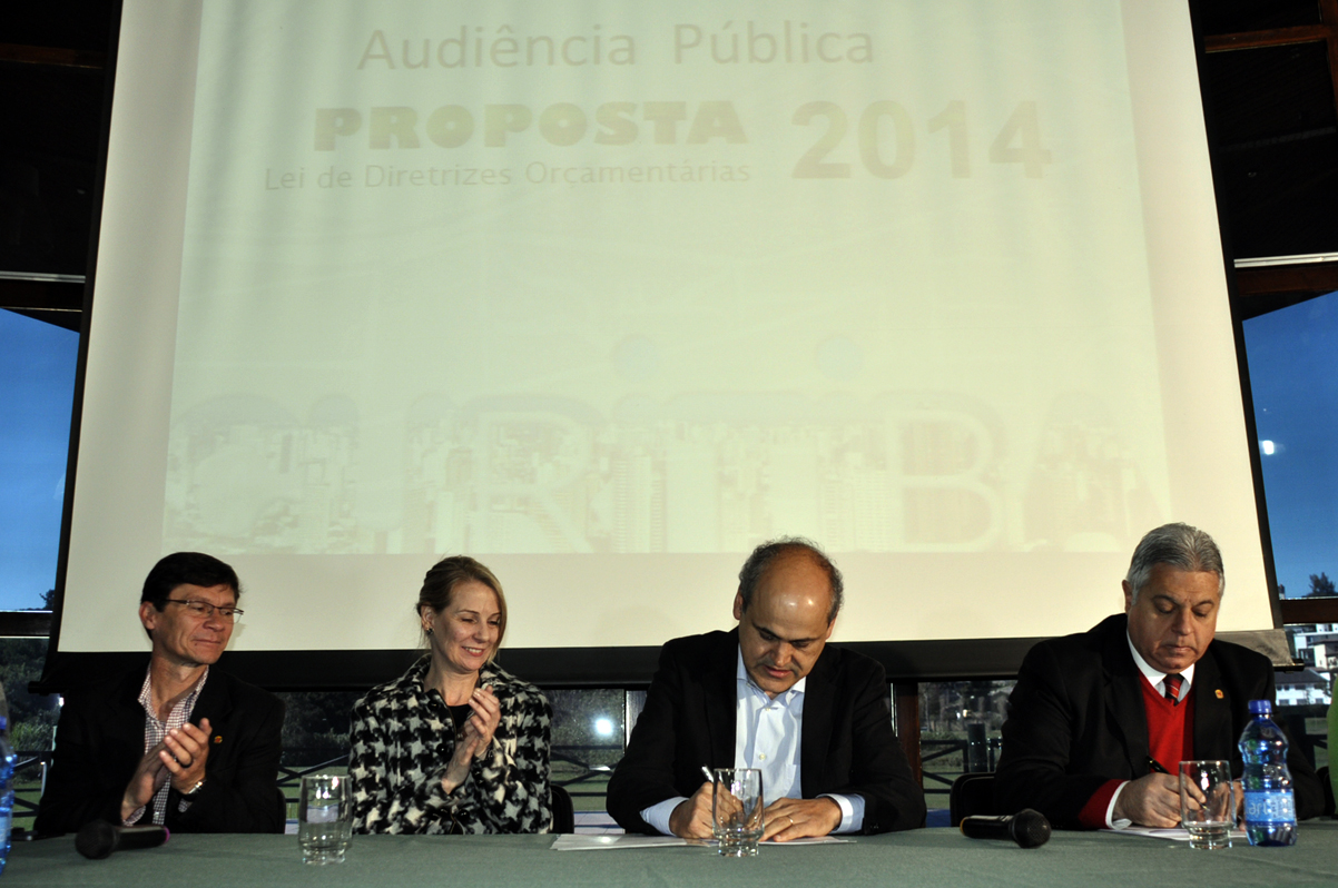 Prefeito oficializa benefícios aos servidores 