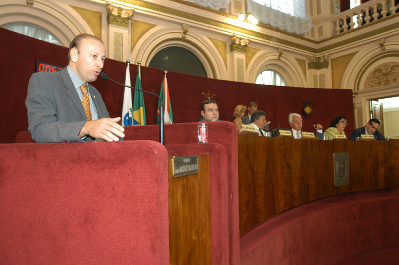 Prefeito recebe moção de apoio na Câmara 