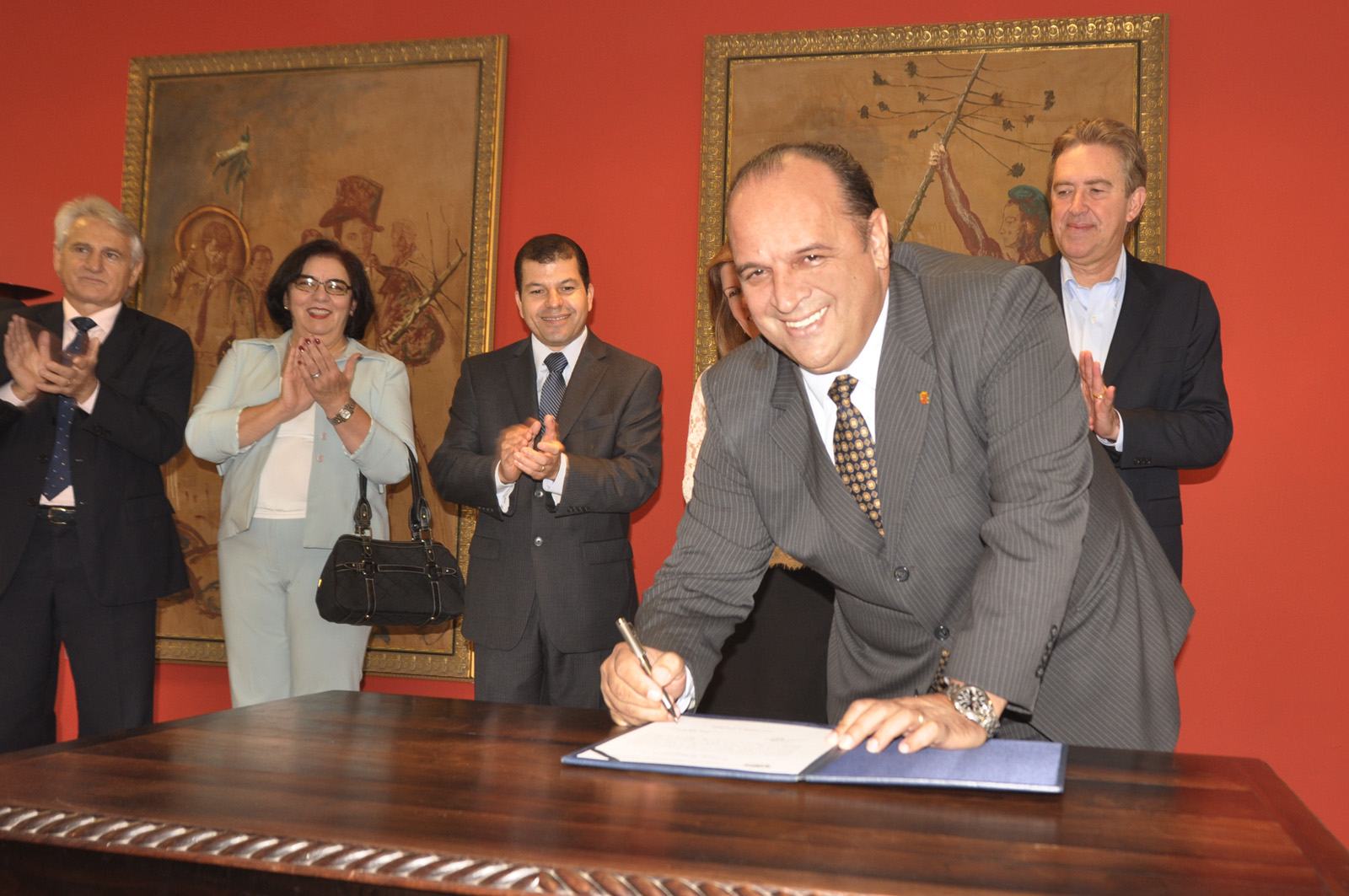 Prefeito transmite cargo ao presidente da Câmara  