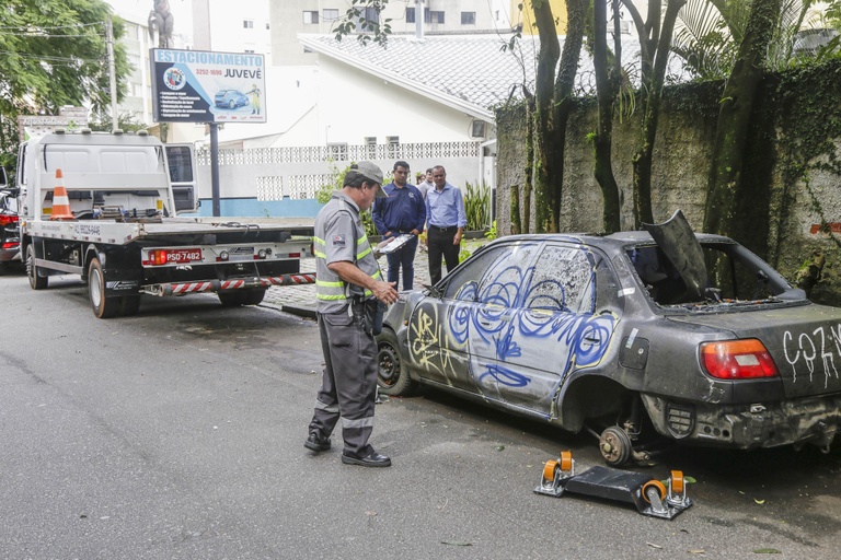 Prefeitura atualiza projeto com regras mais duras contra veículos abandonados