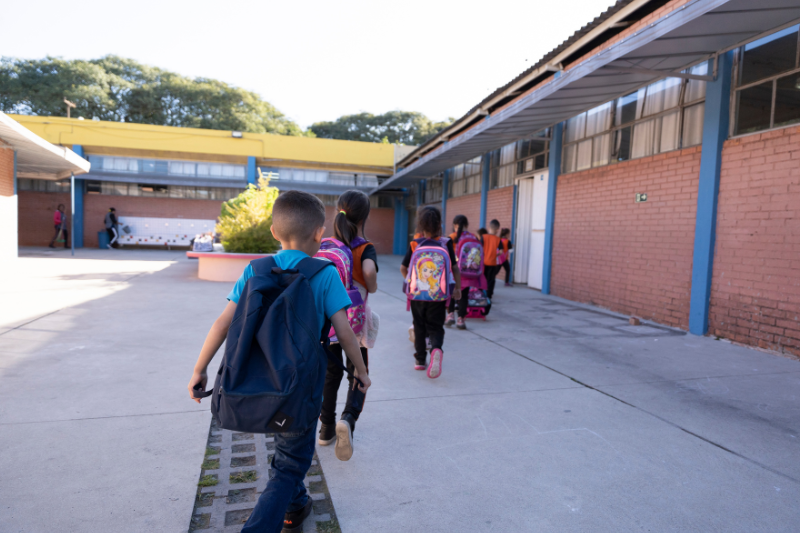 Prefeitura de Curitiba quer criar 300 novas vagas de auxiliar de serviços escolares