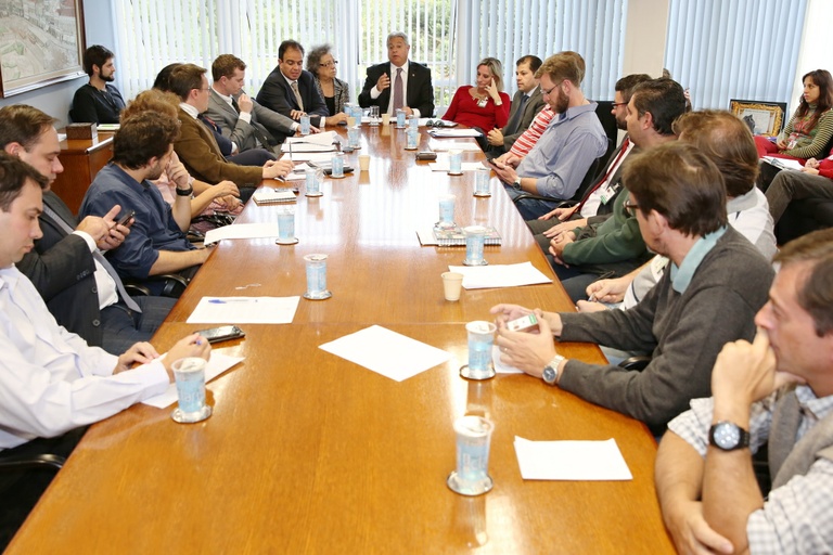 Prefeitura e comissões discutem plano de carreira com servidores