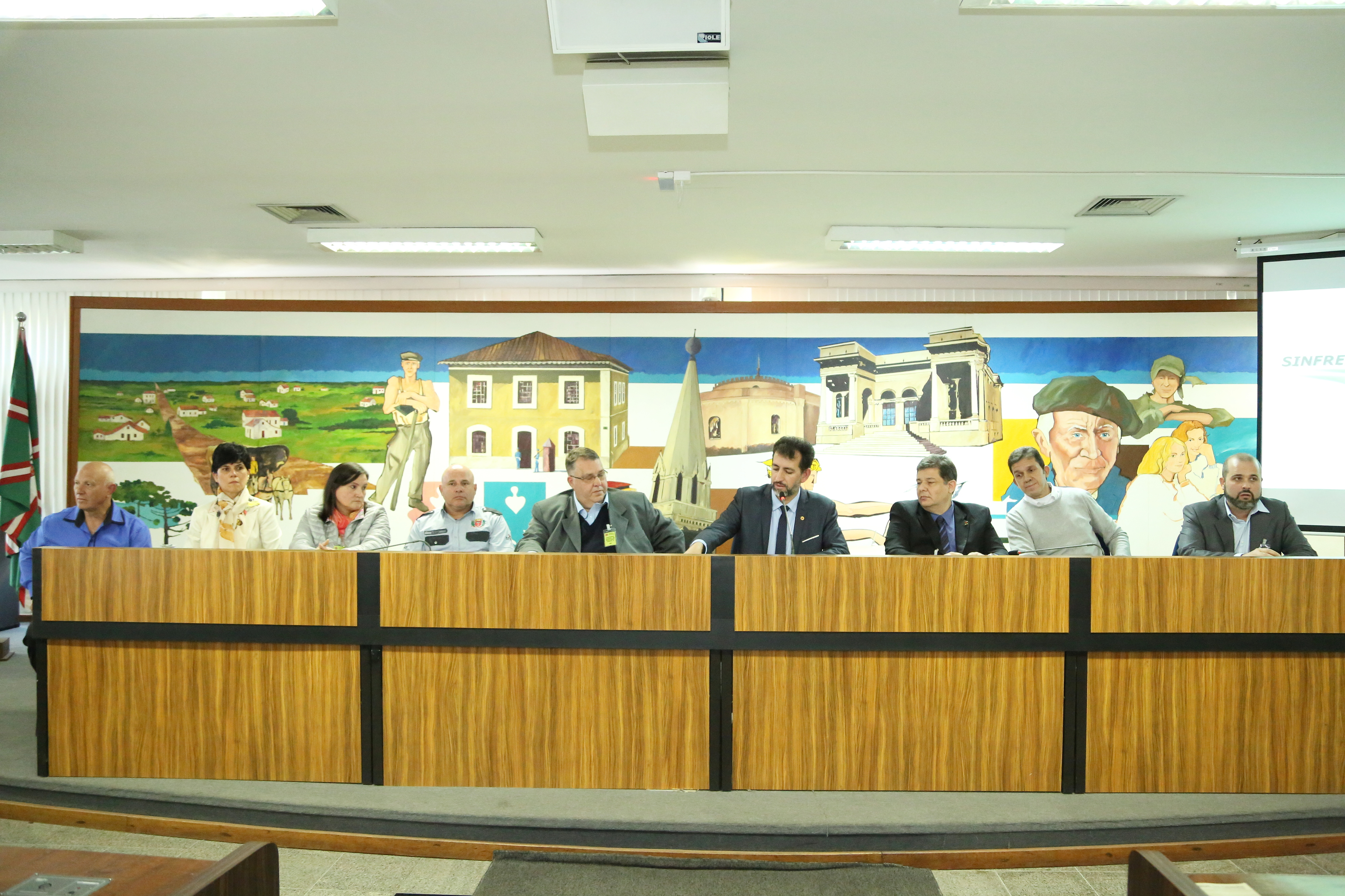 Prefeitura promete rever projeto sobre transporte fretado em Curitiba