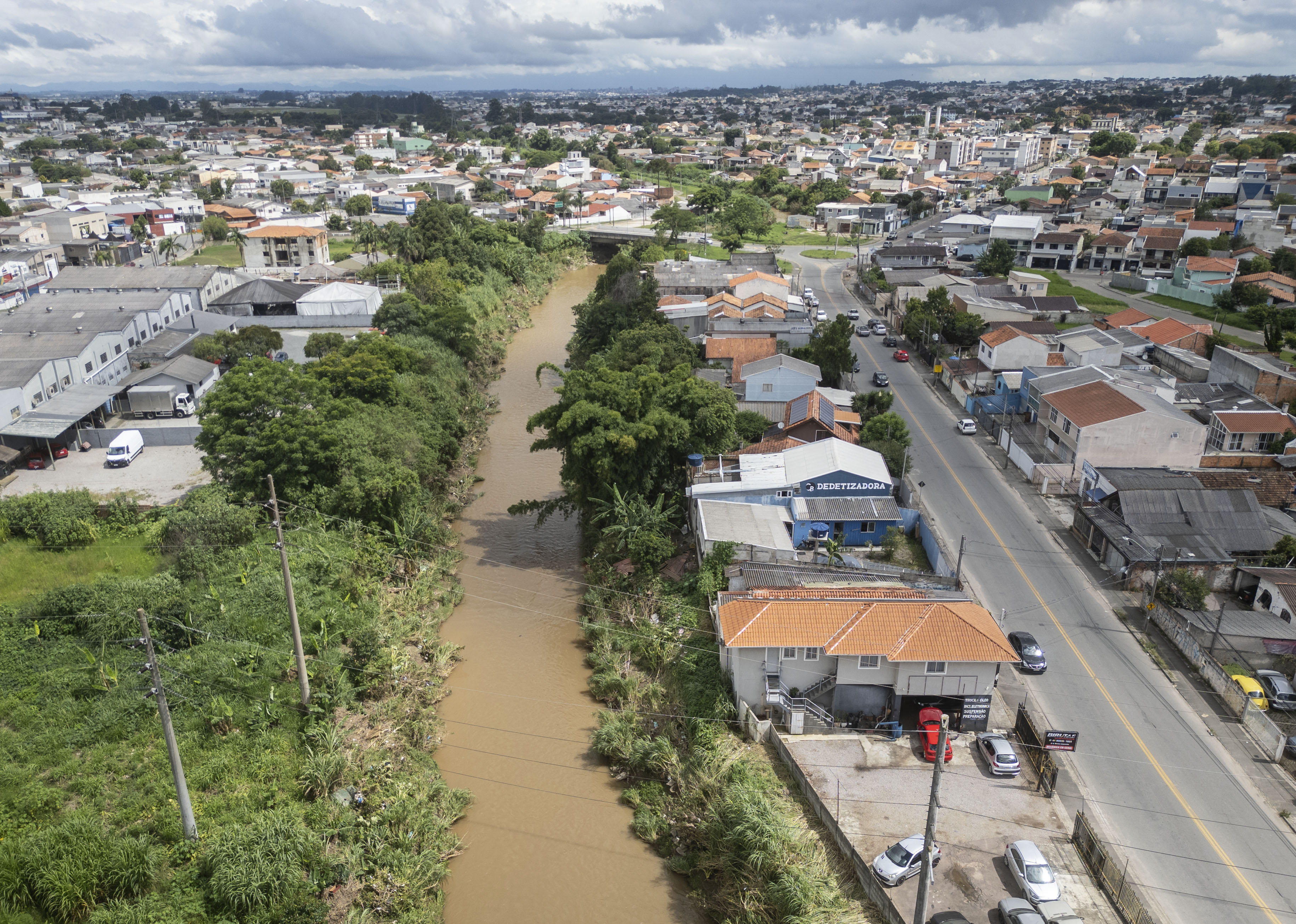 Qualidade da água: proposta quer ecobarreiras em rios de Curitiba