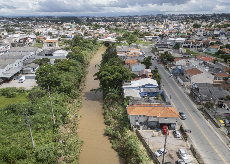 Qualidade da água: proposta quer ecobarreiras em rios de Curitiba