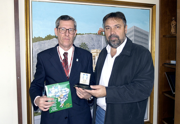 Presidente da Câmara recebe homenagem 