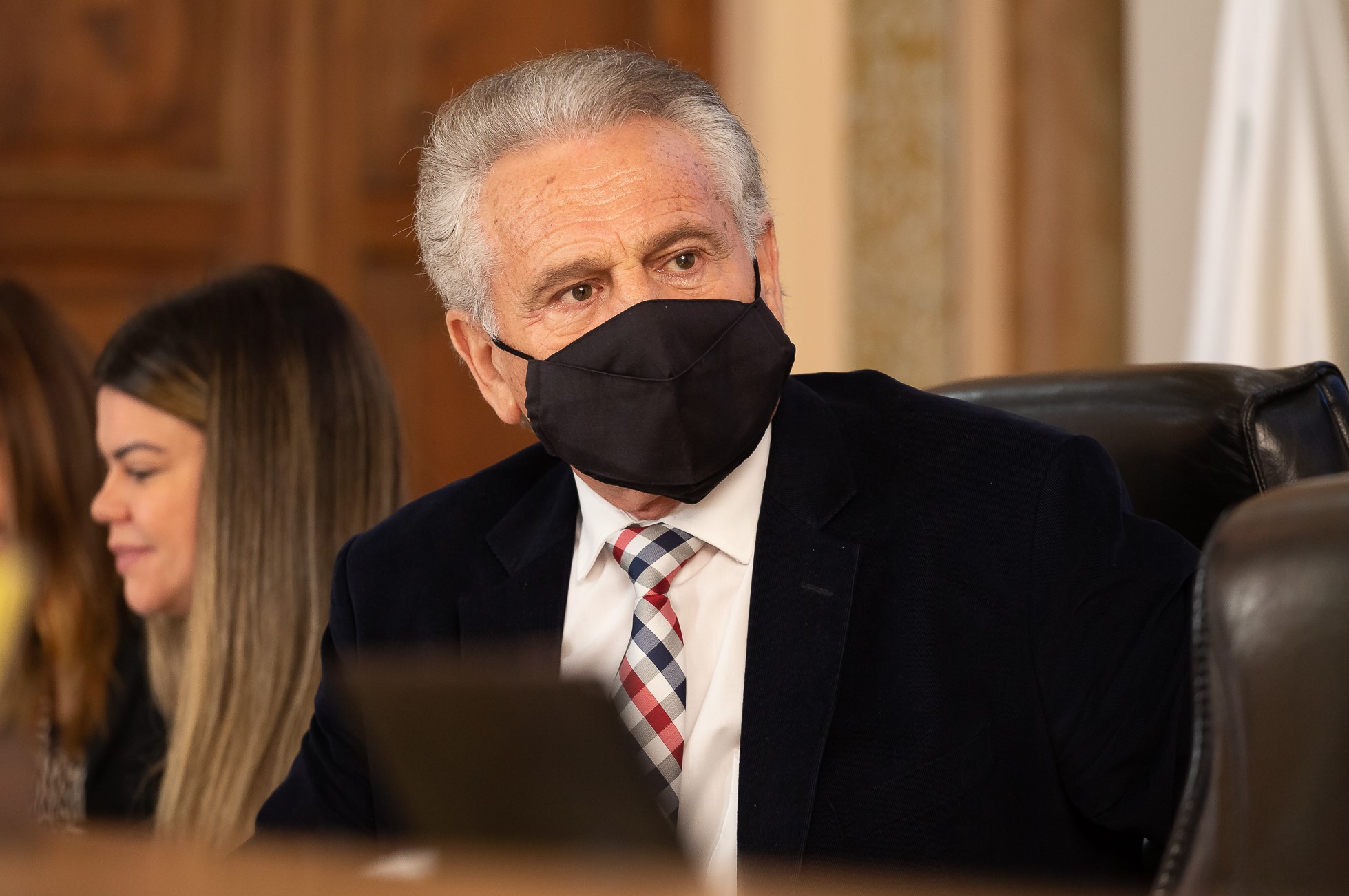 Presidente da CMC entrega taça do Campeonato Paranaense 2020