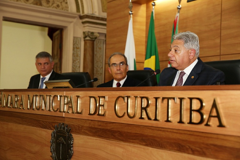 Professor Ênio José de Carvalho recebe cidadania de Curitiba