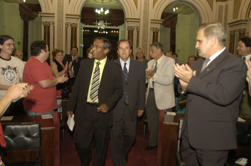 Professor recebe título de cidadania 
