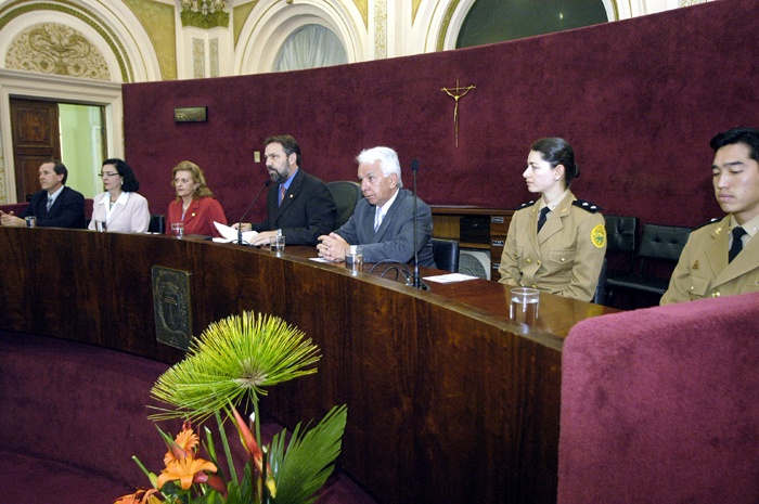 Professores aposentados recebem título na Câmara 