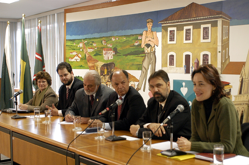 Profissionais se reúnem e discutem educação 