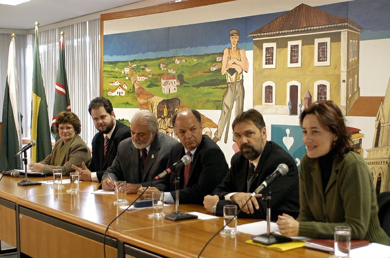 Profissionais se reúnem e discutem educação 