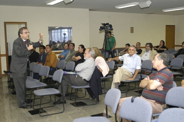 Programa gera economia de R$ 100 mi, diz professor 