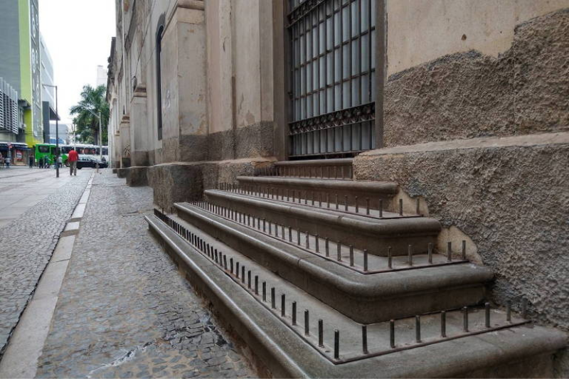 Proibição de arquitetura hostil e mais dois projetos recebem substitutivos