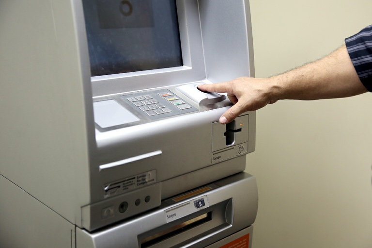 Proibição de caixas eletrônicos em áreas públicas é acatada